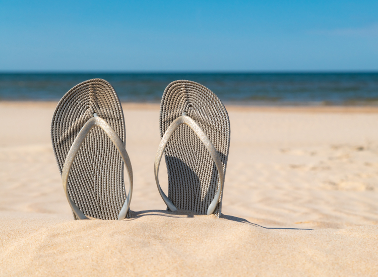 Slippers in het zand