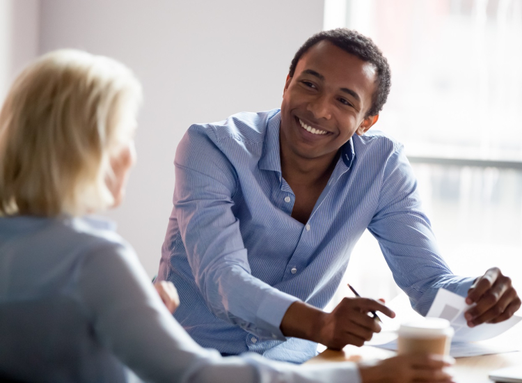 Werkgever en medewerker voeren een goed gesprek